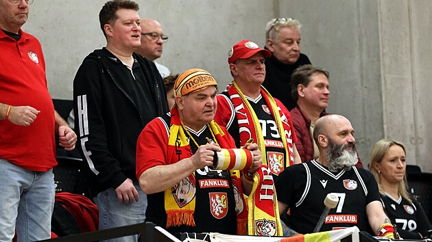 Basketbalistky Hradce Kr�lov� p�ijela do Ostravy podpo�it i skupina fanou�k�.