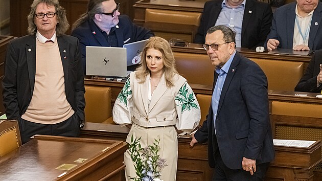 Vp�edu zleva poslanci SPD Miroslav �ev��k, Lucie �afr�nkov� a Jaroslav Foldyna na sch�zi Poslaneck� sn�movny, 30. ledna 2026, Praha.