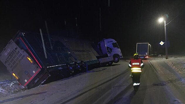 U obce J�vov� sjel do p��kopu kamion p�ev�ej�c� dobytek a naklonil se. Nehodu ve fin�le nep�e�ila �ty�i zv��ata.