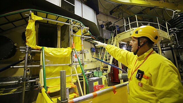 Otev�en� vstup do za��zen� reaktoru je b�hem �dr�by opat�en igelitov�mi povlaky a do�asn�m le�en�m. To mus� p�ed koncem odst�vky technici d�l po d�lu z prostoru kompletn� odstranit.