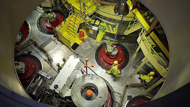 Specialist� pracuj� na �dr�b� a modernizac�ch ve strojovn�ch pod podlahou reaktorov�ho s�lu elektr�rny, kde je nyn� odstaven prvn� blok.