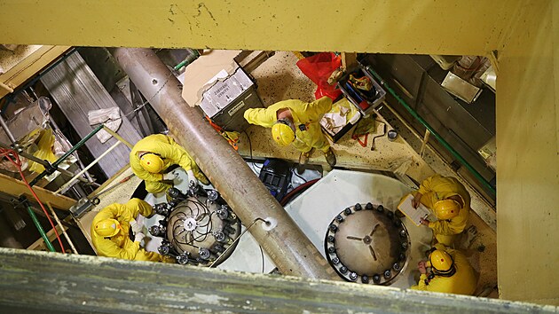 Specialist� pracuj� na �dr�b� a modernizac�ch ve strojovn�ch pod podlahou reaktorov�ho s�lu elektr�rny, kde je nyn� odstaven prvn� blok.