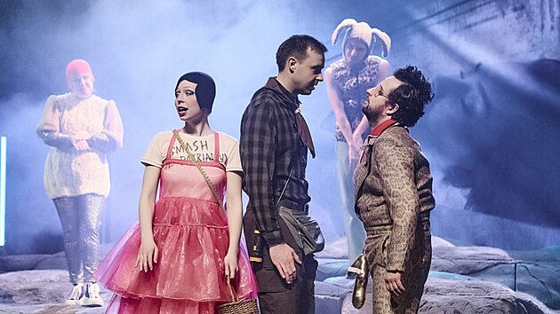 Kate�ina Hrdinov�, Jaroslav Bla�ek a Ji�� Panzner v inscenaci Hav� (premi�ra v...