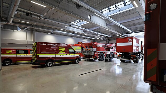 V gar��ch nov� z�kladny dr�n�ch hasi�� v Chebu parkuje 14 z�sahov�ch vozidel.