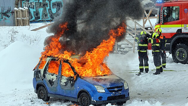 Dr�n� hasi�i v r�mci otev�en� nov� z�kladny p�edvedli i uk�zku z�sahu.