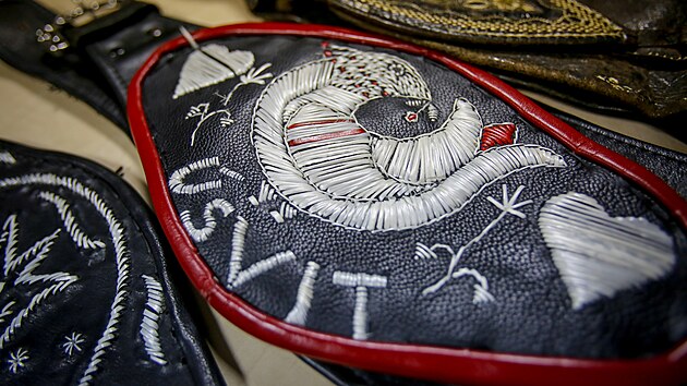 Kry�tof Makovec se zab�v� vyr�b�n�m dopl�k�m ke kroj�m �i vy��v�n�m pav�m brkem. (30. ledna 2026)