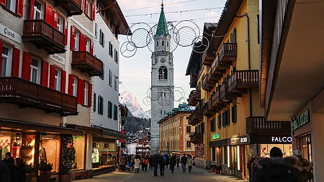 Hlavn� n�kupn� t��da Corso Italia v alpsk�m st�edisku Cortina d�Ampezzo
