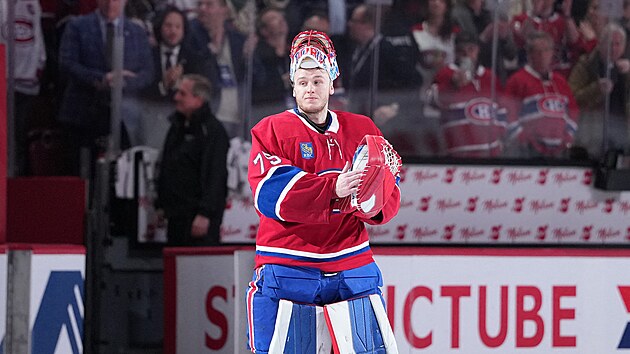 Jakub Dobe� slaví s fanou�ky Montreal Canadiens.