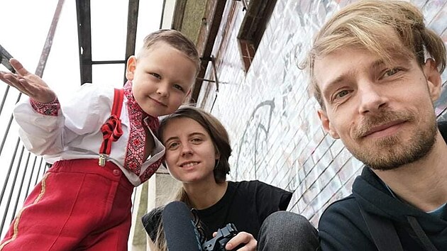 Hlavn� postavou dokumentu je Vojta (vlevo), dnes u� je mu 17 let. Vpravo re�is�r Roman �uri� a vedle n�j kameramanka Michaela Ho�kov�.