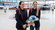 Rychlobrusla�ky Martina Sáblíková (vlevo) a Nikola Zdráhalová pózují p�ed...
