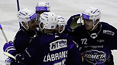 Hokejisté Komety Brno oslavují vít�znou branku v prodlou�ení.