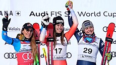 Nejlep�í �eny super-G v Crans Montan�: zleva druhá Sofia Goggiaová, vít�zná...