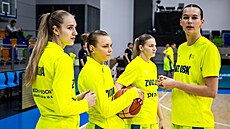 �eská parta v USK. Karolína Petlanová, Mariana P�ibylová, Petra Malíková a Emma...
