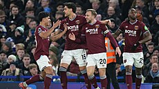 Hrá�i West Hamu slaví gól Jarroda Bowena (uprost�ed) proti Chelsea.