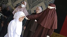 Mravnostní policie v indonéském Banda Acehu trestá ranami holí �enu, která...