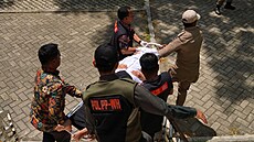 Zdravotníci odná�ejí �enu, která v indonéském Banda Acehu omdlela po výkonu...