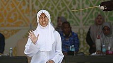 Mravnostní policie v indonéském Banda Acehu trestá 140 ranami holí �enu, která...