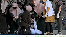 Zdravotníci pe�ují o �enu, která v indonéském Banda Acehu omdlela po výkonu...