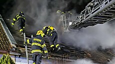 Hasi�i zasahují u po�áru rodinného domu v Dob�icích na Nymbursku. (31. ledna...