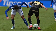 Olomoucký Danijel �turm (vlevo) bojuje o mí� s Adamem Vlkanovou z Hradce...