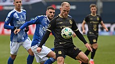 Královéhradecký úto�ník Mick van Buren si kryje mí� v souboji s Danijelem...