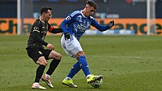 Olomoucký úto�ník Antonín R�sek s mí�em p�ed Vladimírem Daridou z Hradce Králové