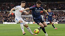 Zálo�ník Declan Rice z Arsenalu s mí�em prochází okolo Antona Stacha z Leedsu.