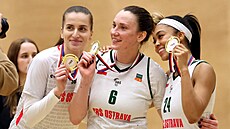 Ostravské basketbalistky Adéla Smutná, Iva Belo�evi�ová a Oliana Squiresová s...