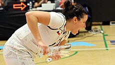 Ostravská kapitánka Michaela Vacková s pohárem