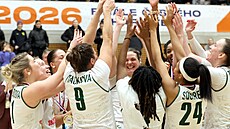Basketbalistky SB� Ostrava se radují z vít�zství v �eském poháru.
