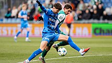 Mladoboleslavský Filip Matou�ek s mí�em p�ed Dominikem Ple�tilem z Bohemians