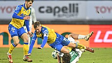 Teplický Robert Jukl p�epadává p�es Dominika Hollého z Jablonce.