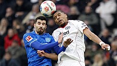 Martin Terrier z Leverkusenu (vlevo) ve vzdu�ném souboji s Aurelem Amendou z...