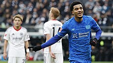Malik Tillman z Leverkusenu se raduje ze svého gólu v utkání proti Frankfurtu.