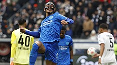 Krajní obránce Arthur z Leverkusenu se raduje z gólu v utkání proti Frankfurtu.