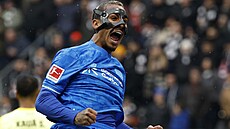 Krajní obránce Arthur z Leverkusenu se raduje z gólu v utkání proti Frankfurtu.