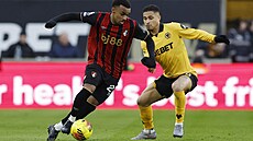 Úto�ník Eli Junior Kroupi z Bournemouthu se sna�í obejít Joaoa Gomese z...