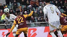 Spar�anský k�ídelník John Mercado se v utkání proti Dukle sna�í hlavou...