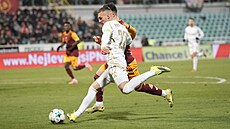 Spar�anský k�ídelník Luká� Haraslín se sna�í odcentrovat v utkání proti Dukle.