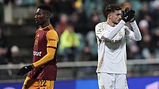 Spar�anský úto�ník Albion Rrahmani (vpravo) a Mouhamad Traore z Dukly