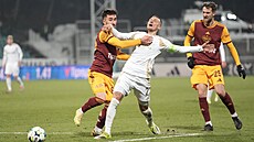 Zálo�ník Michal �ernák z Dukly zastavuje pr�nik Luká�e Haraslína ze Sparty.