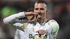 Spar�anský k�ídelník Luká� Haraslín oslavuje sv�j gól proti Dukle.