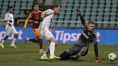 Spar�anský úto�ník Jan Kuchta v �anci p�ed branká�em Rihardsem Matrevicsem z...