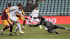 P�ízemní centr mí�í skrz malé vápno na vzadu nabíhajícího spar�ana Joaoa...