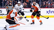 Branká� Dan Vlada� z Philadelphie zasahuje v utkání proti Los Angeles