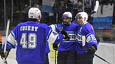 Chomutov�tí hokejisté se radují z gólu v utkání Winter Classic proti...