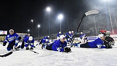 Chomutov�tí hokejisté slaví výhru v utkání Winter Classic proti Litom��icím.