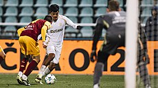 Spar�anský k�ídelník Joao Grimaldo se sna�í p�ejít p�es Erika Hunala z Dukly.