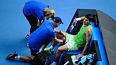 Carlos Alcaraz se nechává o�et�ovat v semifinále Australian Open.