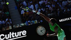 Carlos Alcaraz podává v semifinále Australian Open.